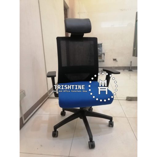 Executive chair with headrest - Trishtine