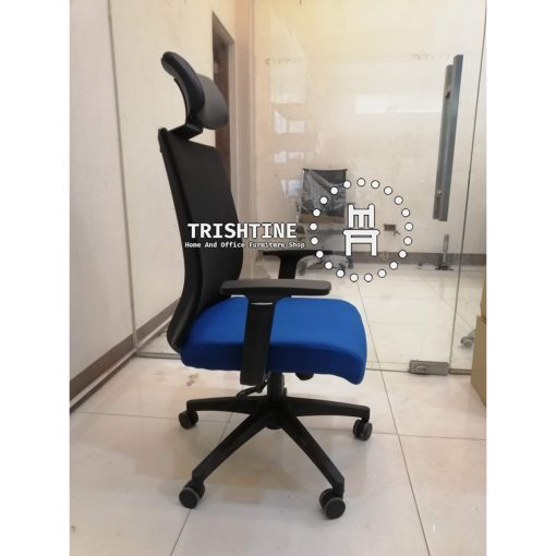 Executive chair with headrest - Trishtine